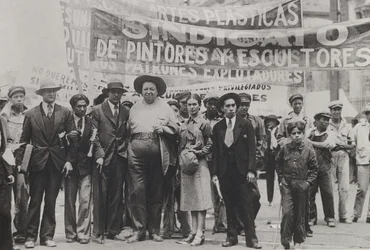 Diego Rivera und Frida Kahlo bei der Maiparade, Mexiko-Stadt, 1. Mai 1929